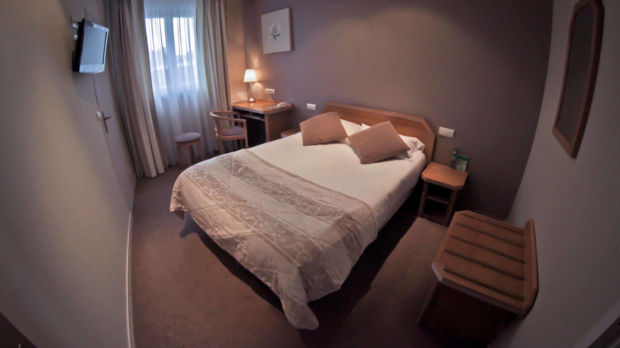 Brit Hotel Les Voyageurs ลูดิแอค ภายนอก รูปภาพ